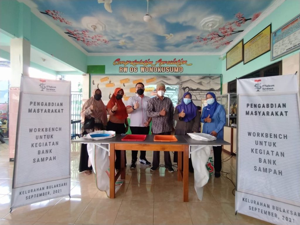 PROGRAM PENGABDIAN MASYARAKAT Pembuatan Workbench Ergonomi untuk Kegiatan Bank Sampah oleh ITTelkom Surabaya
