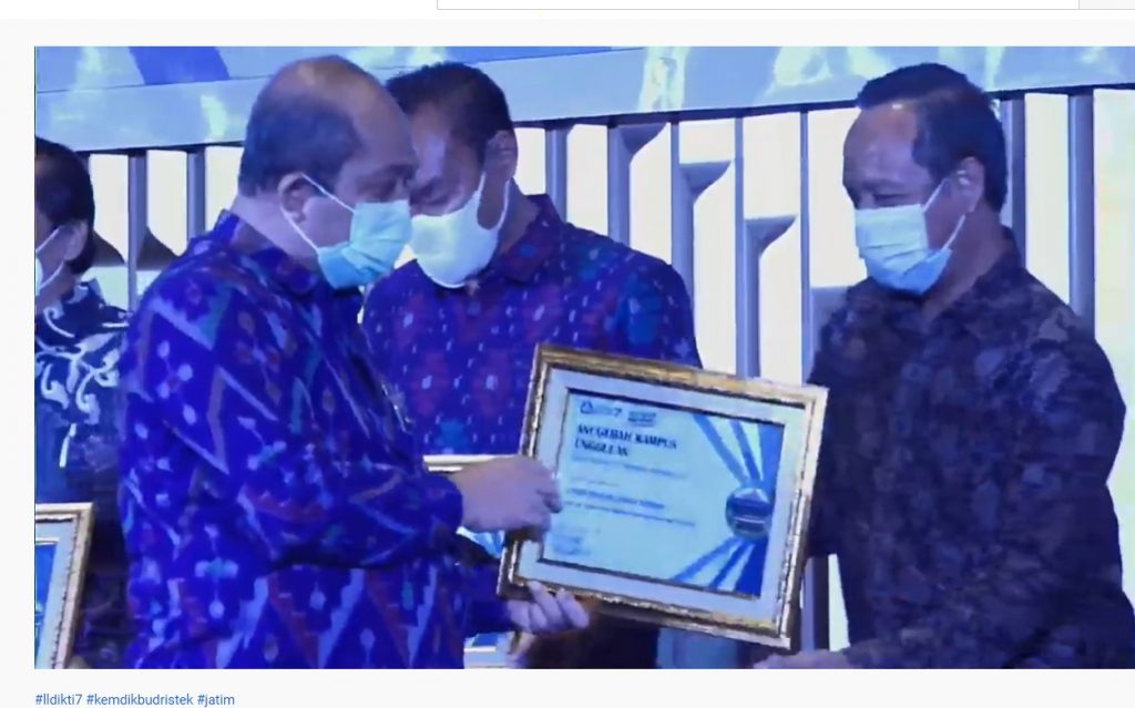 Kabar Gembira ITTelkom Surabaya Raih penghargaan Kampus Unggulan LLDIKTI 7